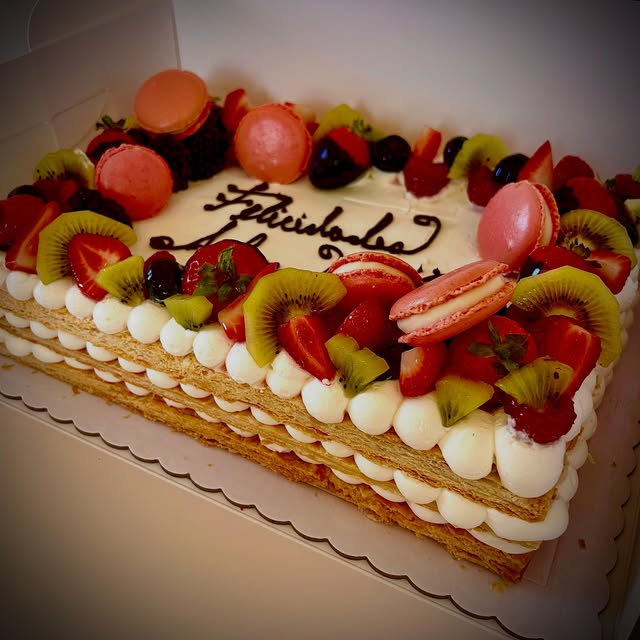 Tarta personalizada con frutas y macarons