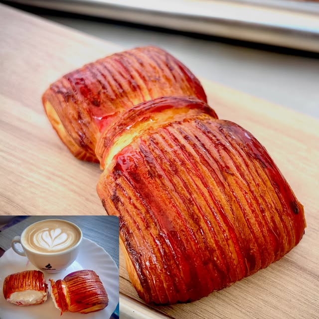 Croissant bicolor — pastelería artesanal Yas&Rose Benidorm